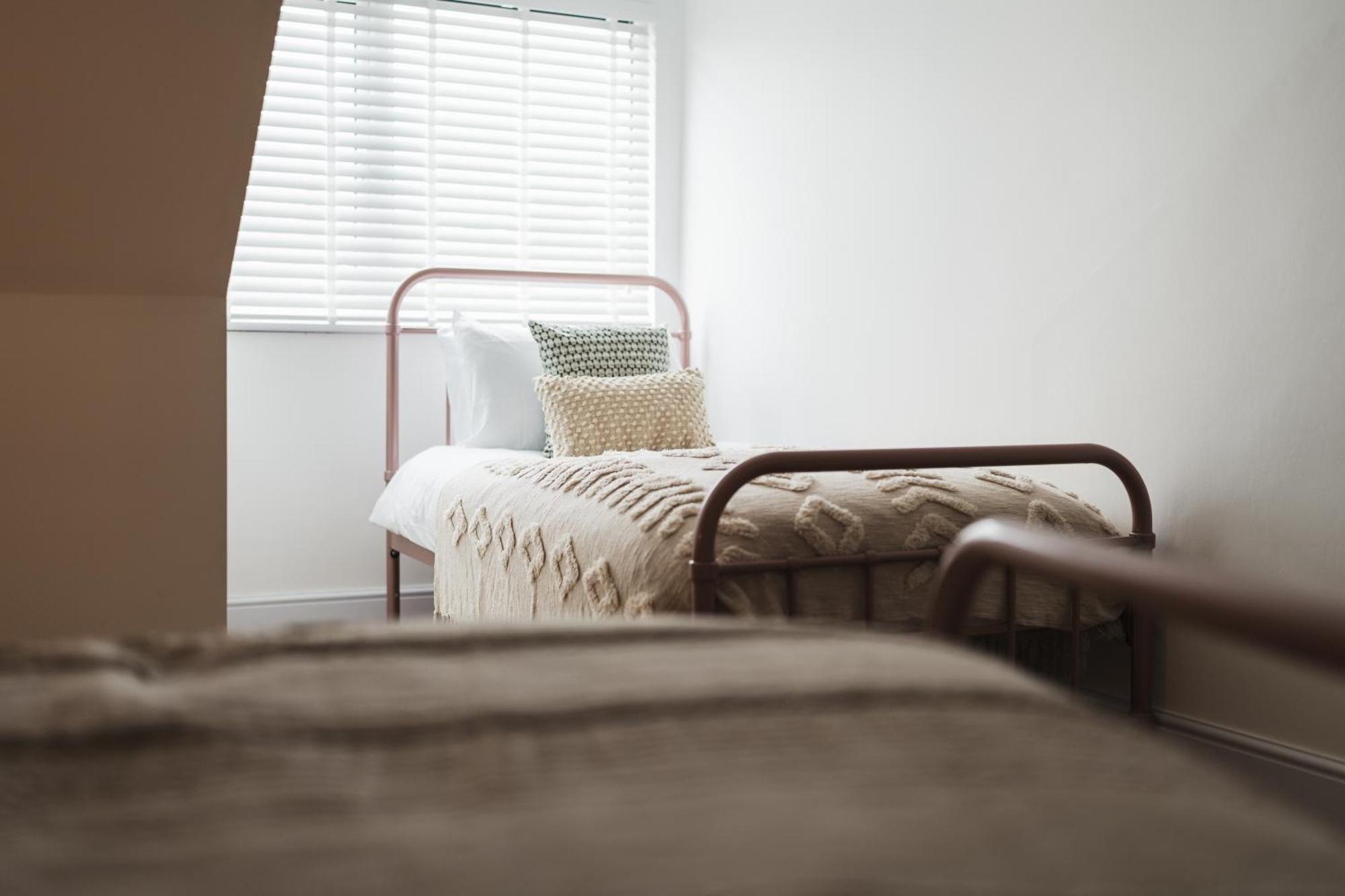 Feature Stone, Stunning Apartment, 2 X King Beds And Single, Sleeps 5 Apartment *