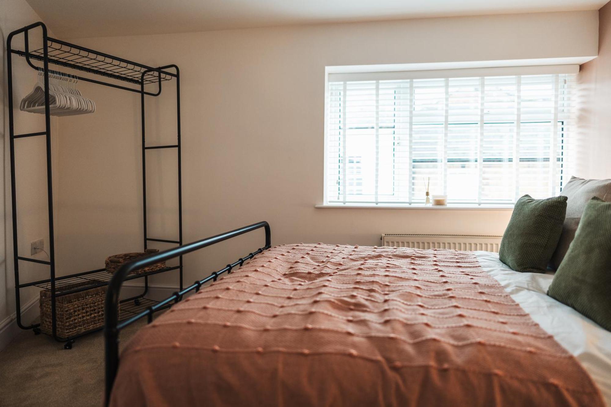 Apartment Feature Stone, Stunning Apartment, 2 X King Beds And Single, Sleeps 5 *