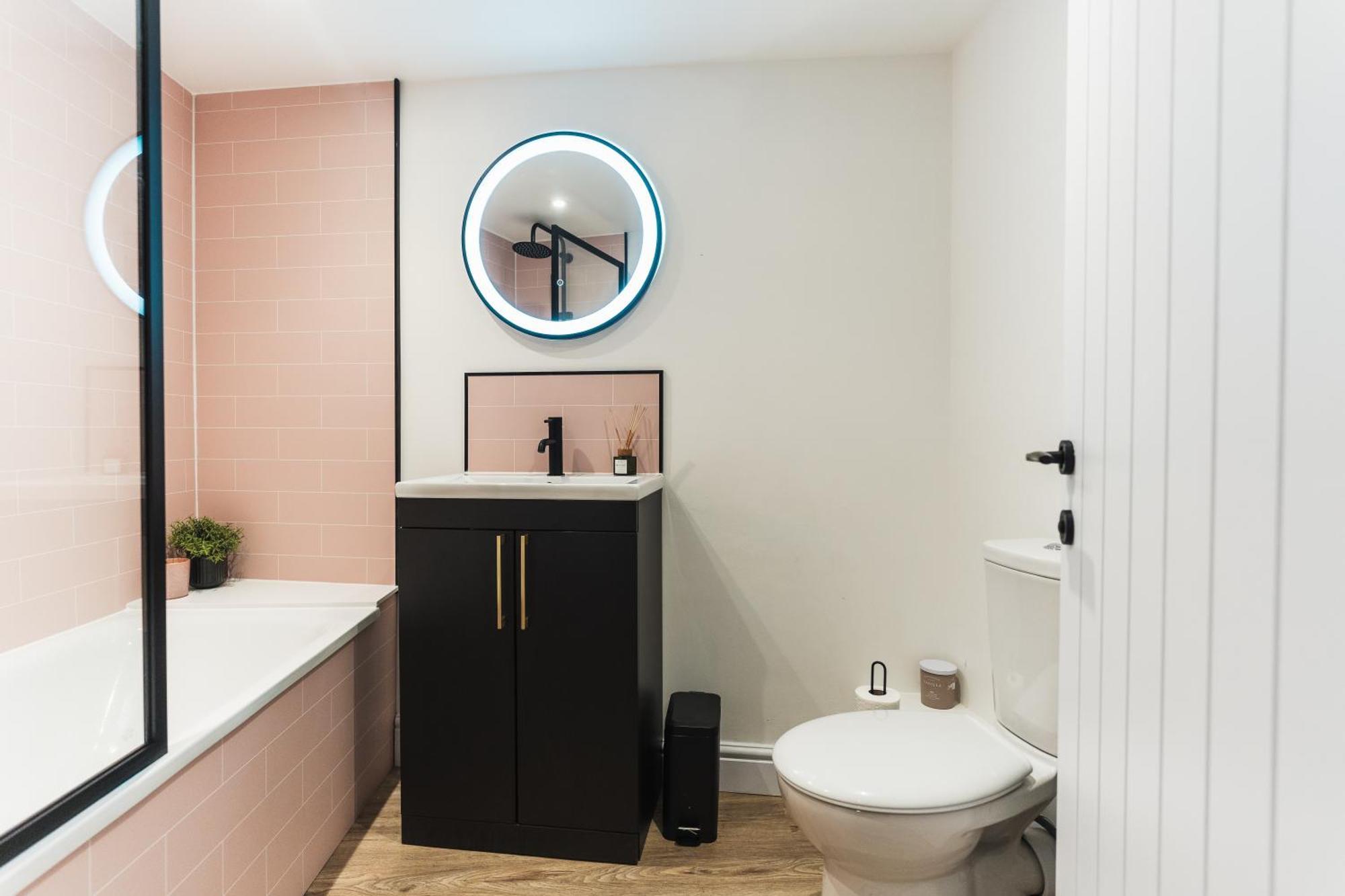 Apartment Feature Stone, Stunning Apartment, 2 X King Beds And Single, Sleeps 5 *