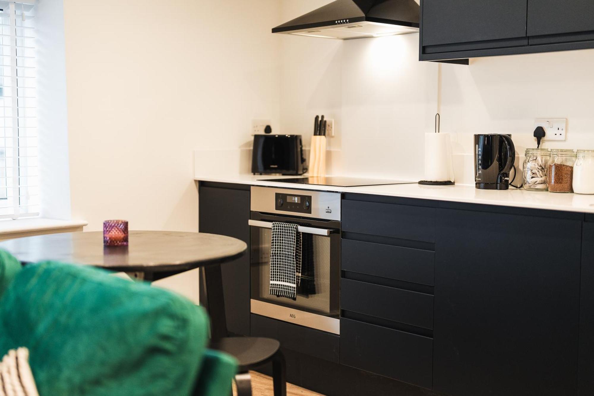 Feature Stone, Stunning Apartment, 2 X King Beds And Single, Sleeps 5 *