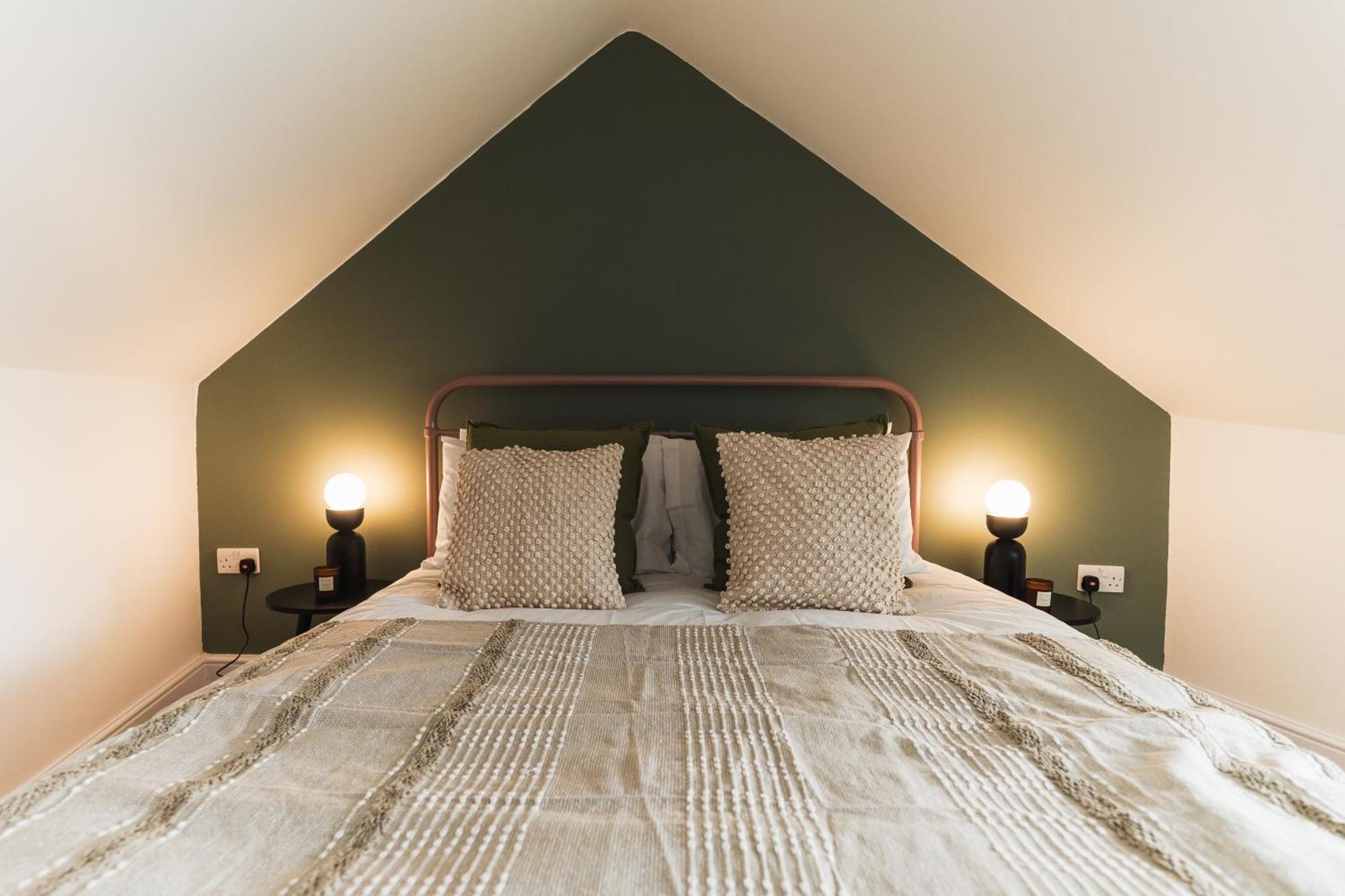 Feature Stone, Stunning Apartment, 2 X King Beds And Single, Sleeps 5 Apartment Castle Cary