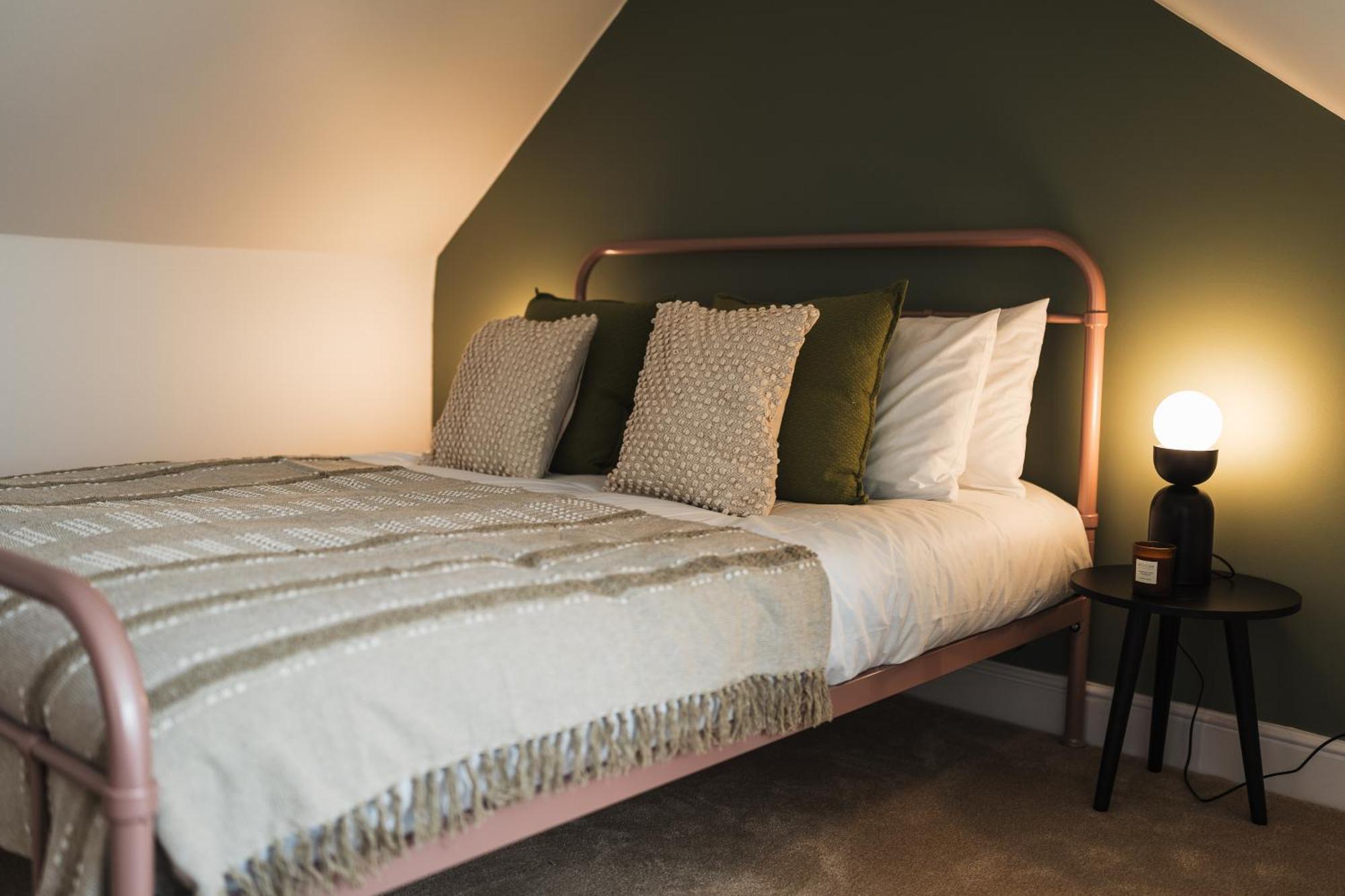 Apartment Feature Stone, Stunning Apartment, 2 X King Beds And Single, Sleeps 5 *