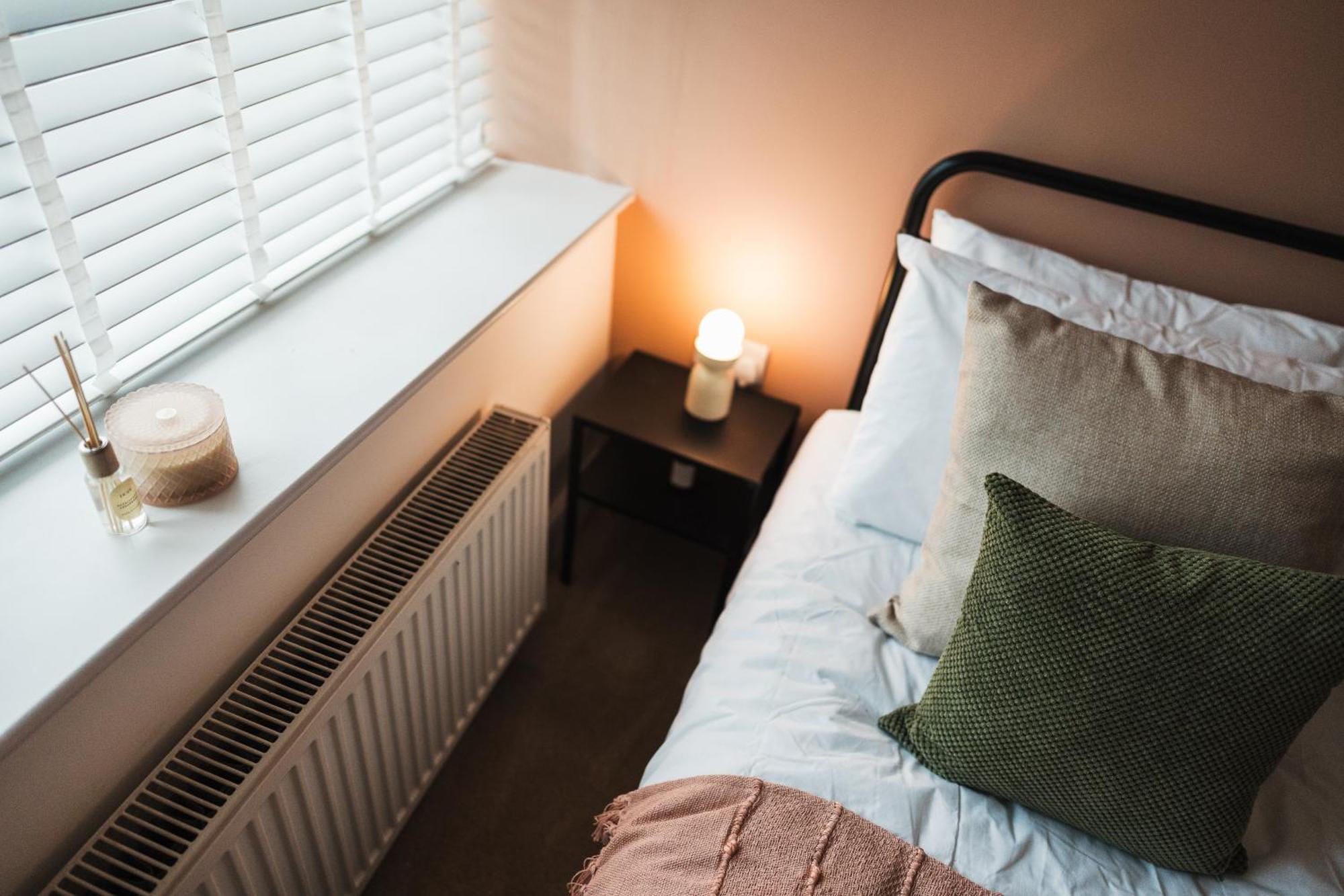 Feature Stone, Stunning Apartment, 2 X King Beds And Single, Sleeps 5 *