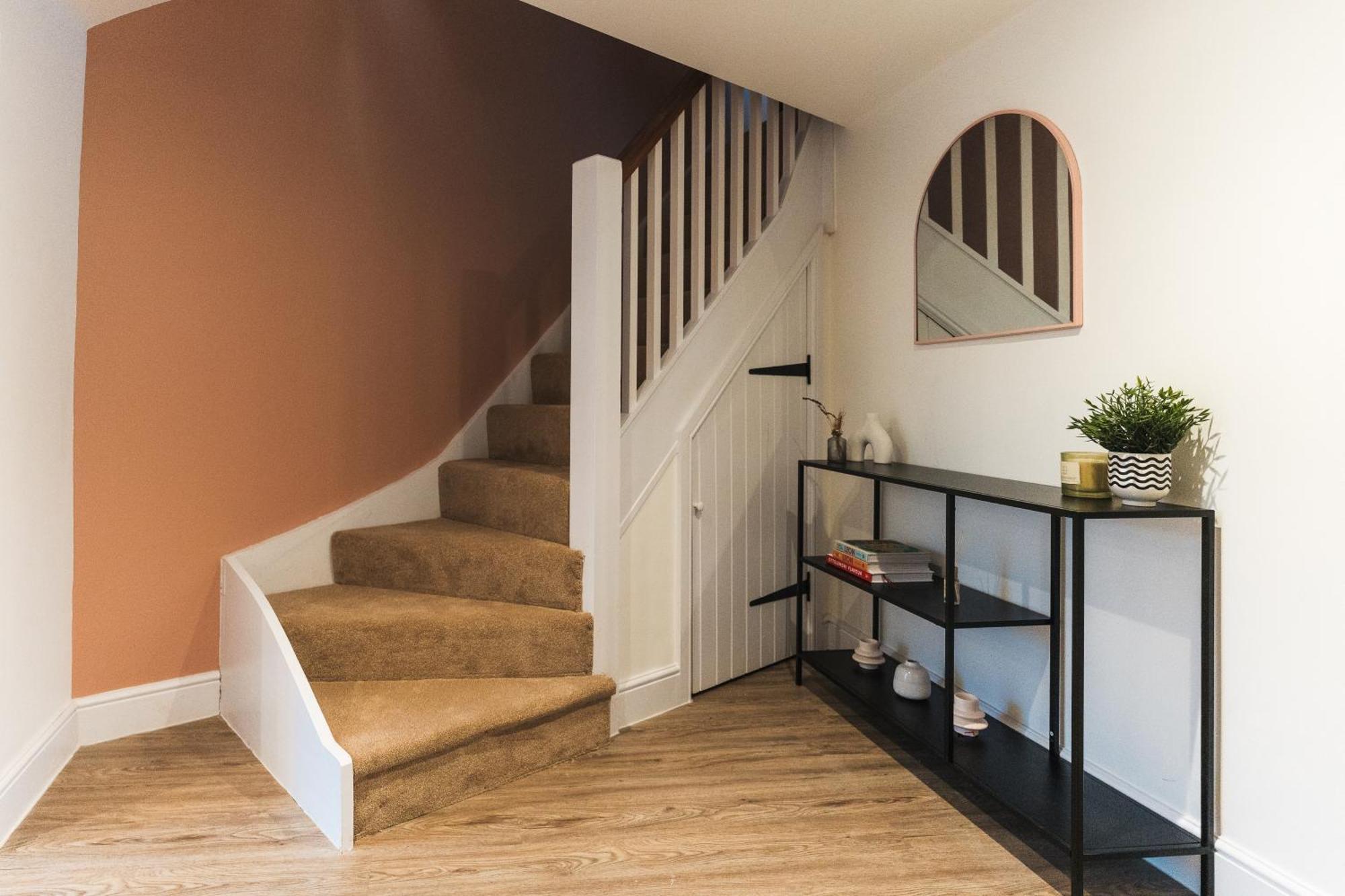 Feature Stone, Stunning Apartment, 2 X King Beds And Single, Sleeps 5 Apartment Castle Cary