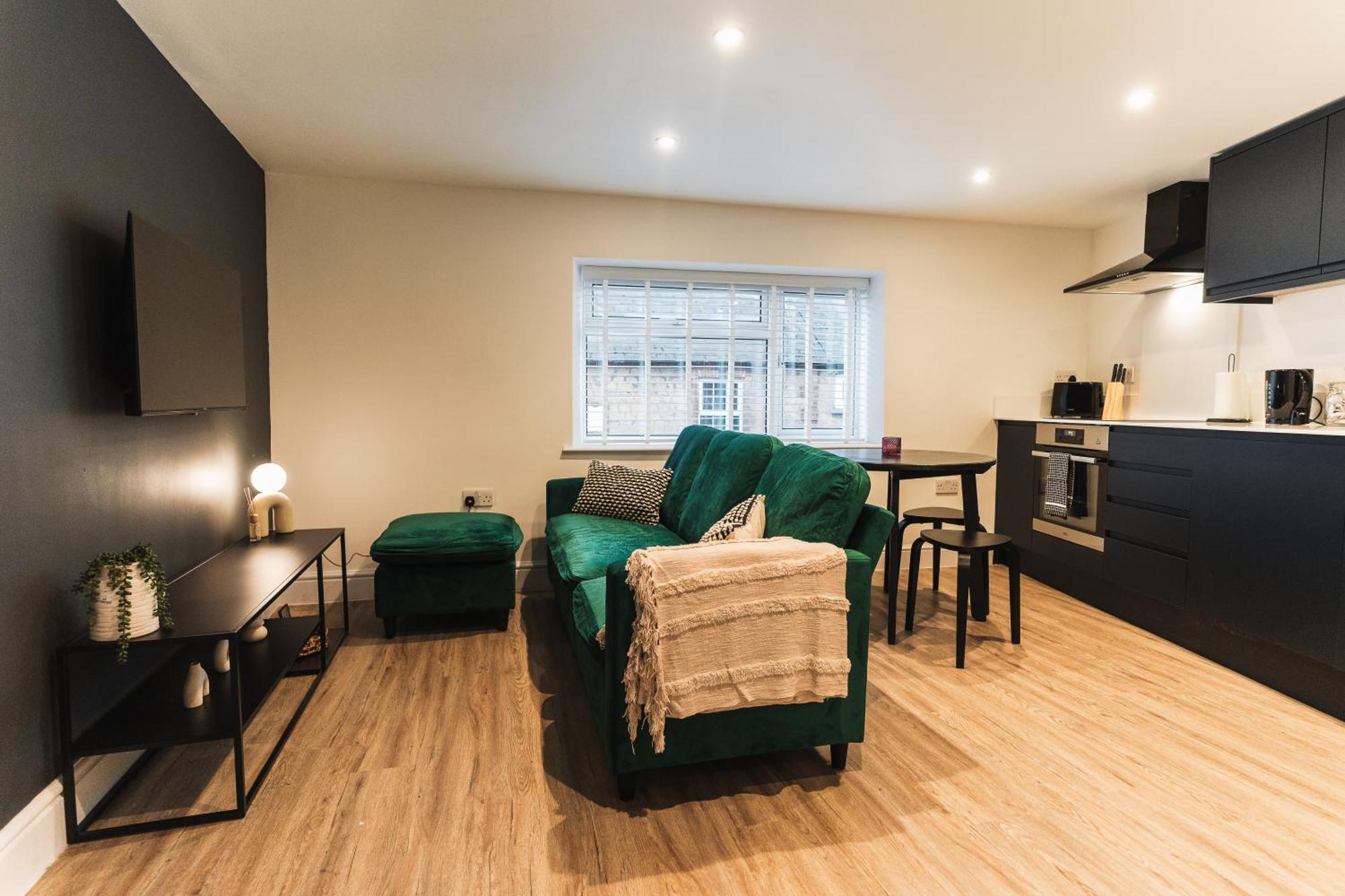 Apartment Feature Stone, Stunning Apartment, 2 X King Beds And Single, Sleeps 5 *