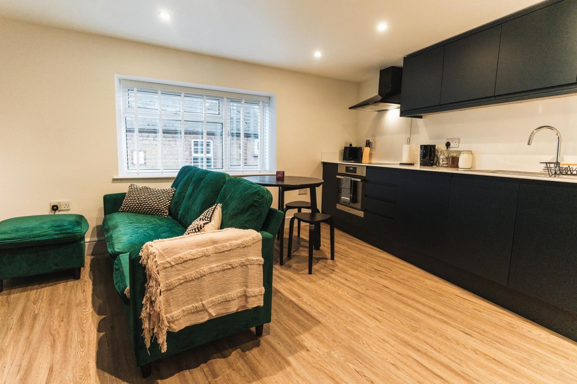 Apartment Feature Stone, Stunning Apartment, 2 X King Beds And Single, Sleeps 5 *