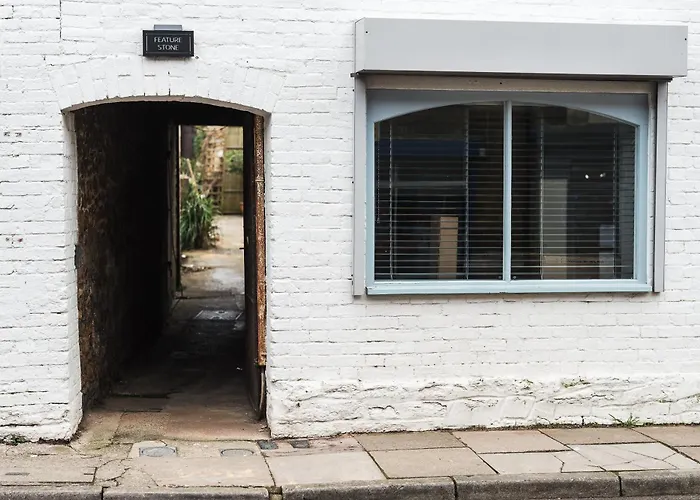 Feature Stone, Stunning Apartment, 2 X King Beds And Single, Sleeps 5