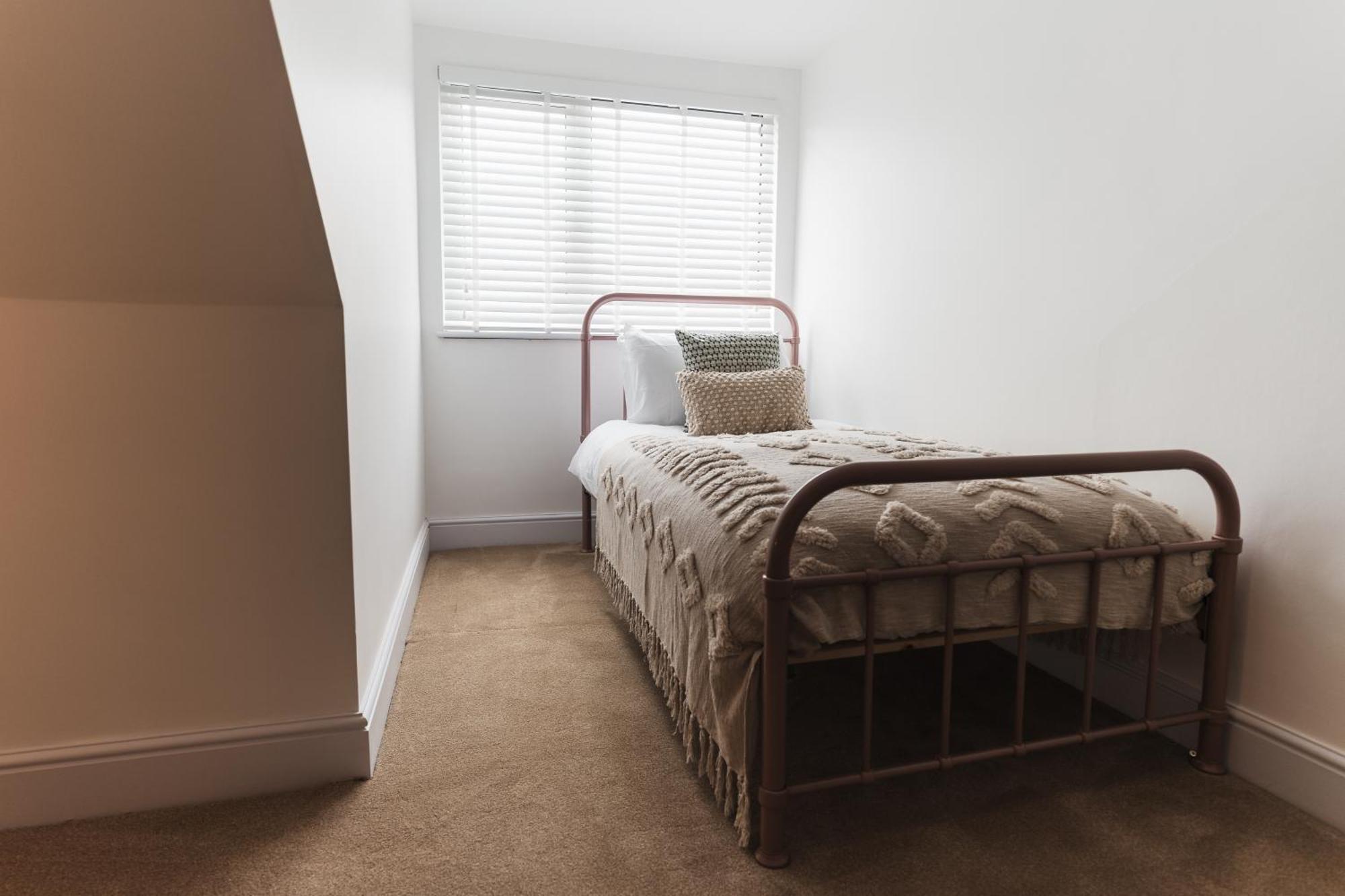 Apartment Feature Stone, Stunning Apartment, 2 X King Beds And Single, Sleeps 5 Castle Cary