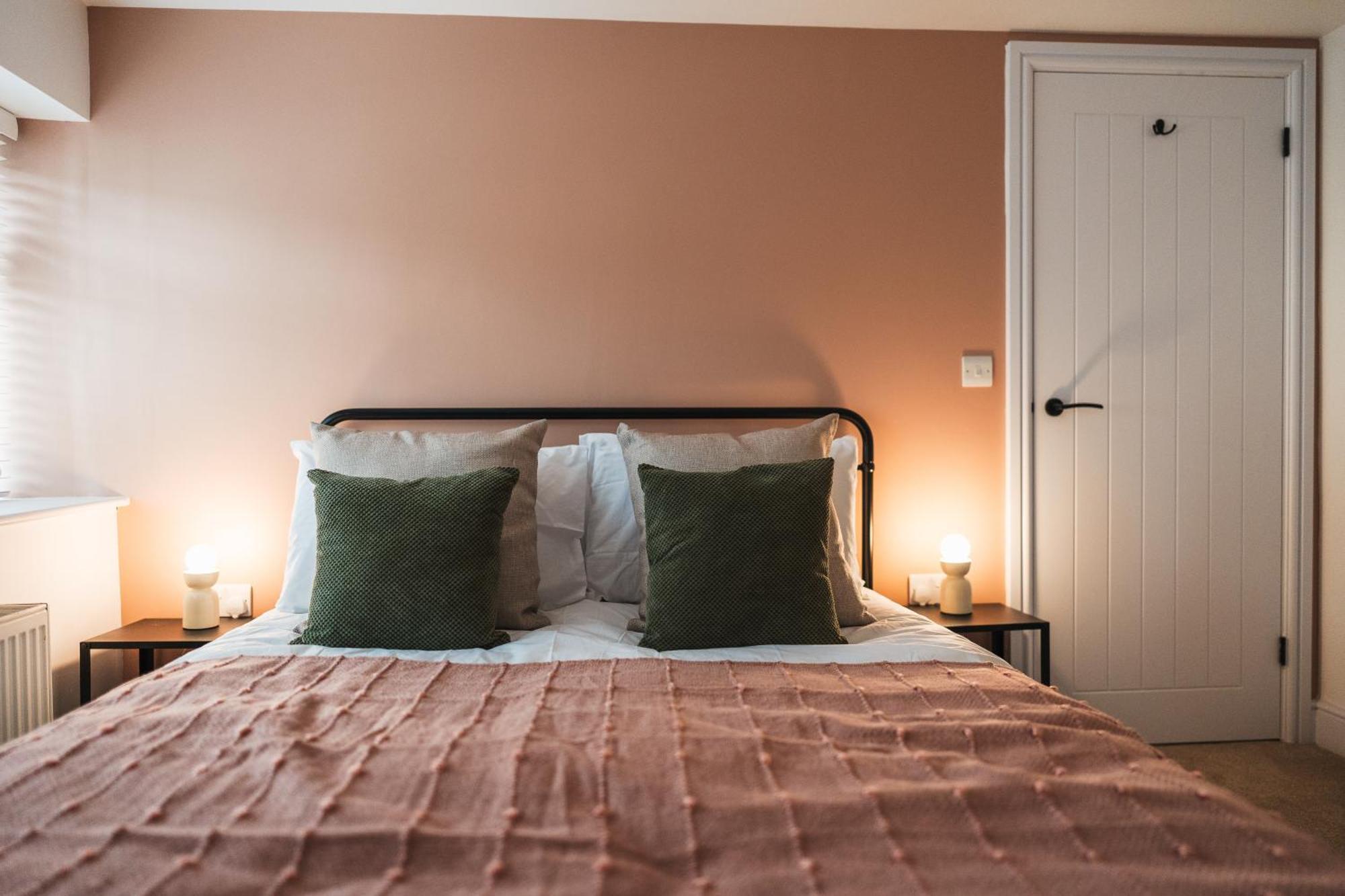 Feature Stone, Stunning Apartment, 2 X King Beds And Single, Sleeps 5 Apartment *