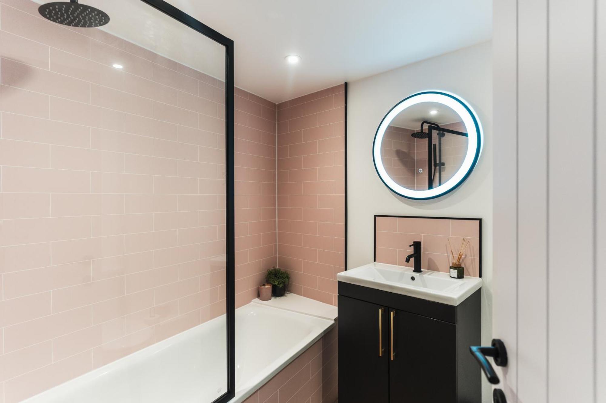 Apartment Feature Stone, Stunning Apartment, 2 X King Beds And Single, Sleeps 5