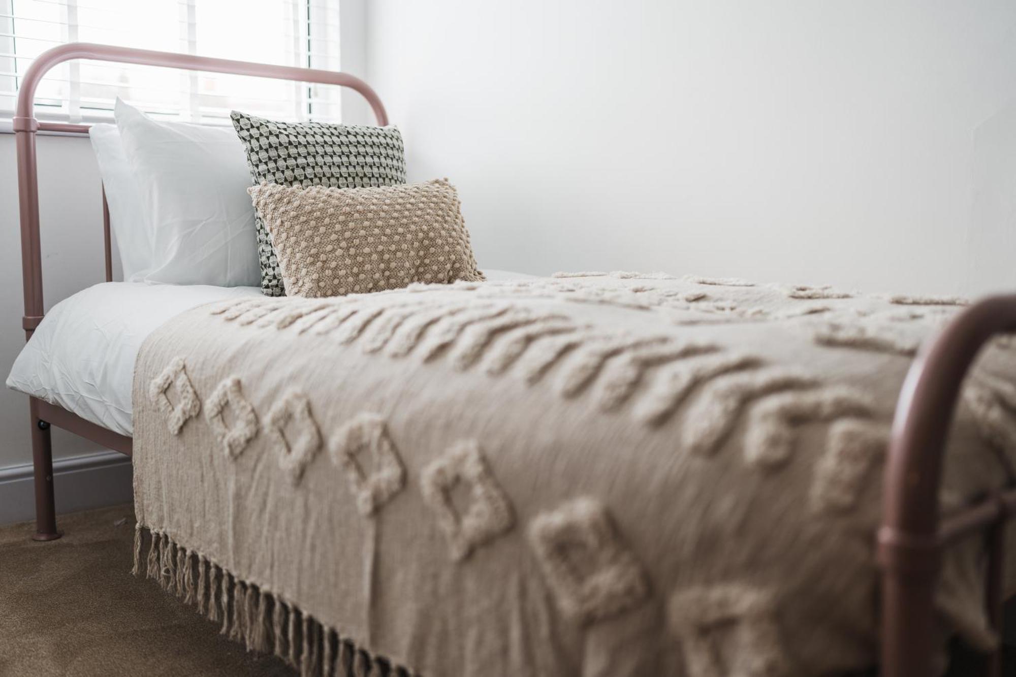 Apartment Feature Stone, Stunning Apartment, 2 X King Beds And Single, Sleeps 5 Castle Cary