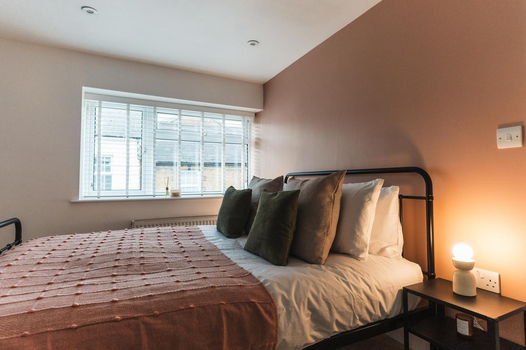 Feature Stone, Stunning Apartment, 2 X King Beds And Single, Sleeps 5 *