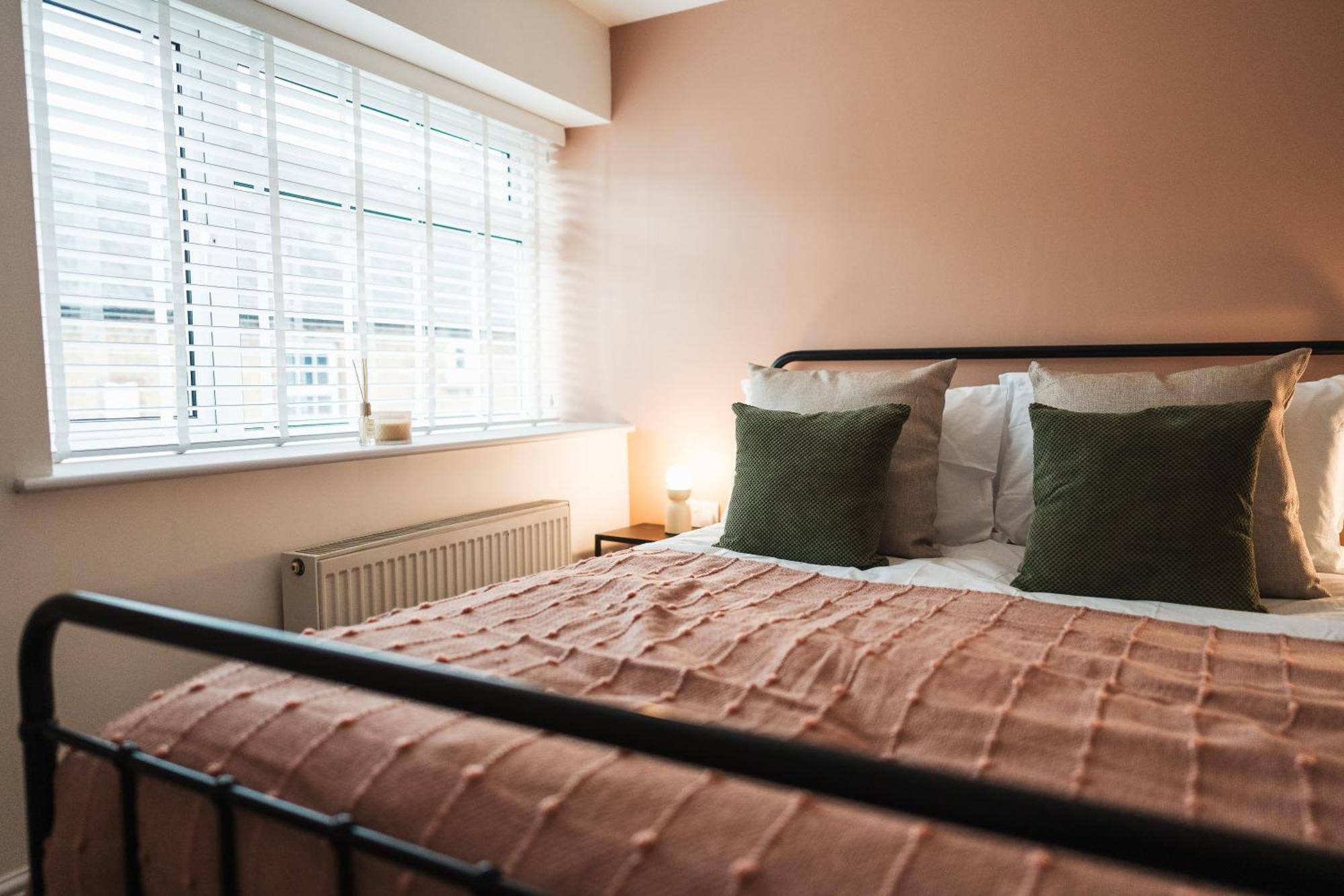Feature Stone, Stunning Apartment, 2 X King Beds And Single, Sleeps 5 Apartment